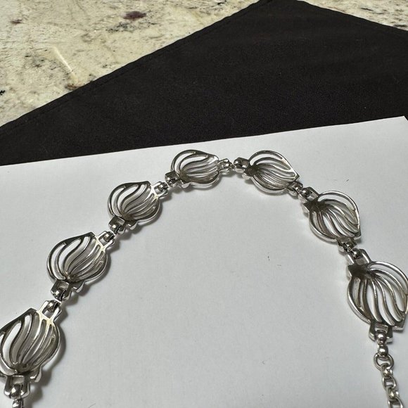 Women’s Silver Tone Metal Choker Style Costume Necklace - Picture 5 of 10